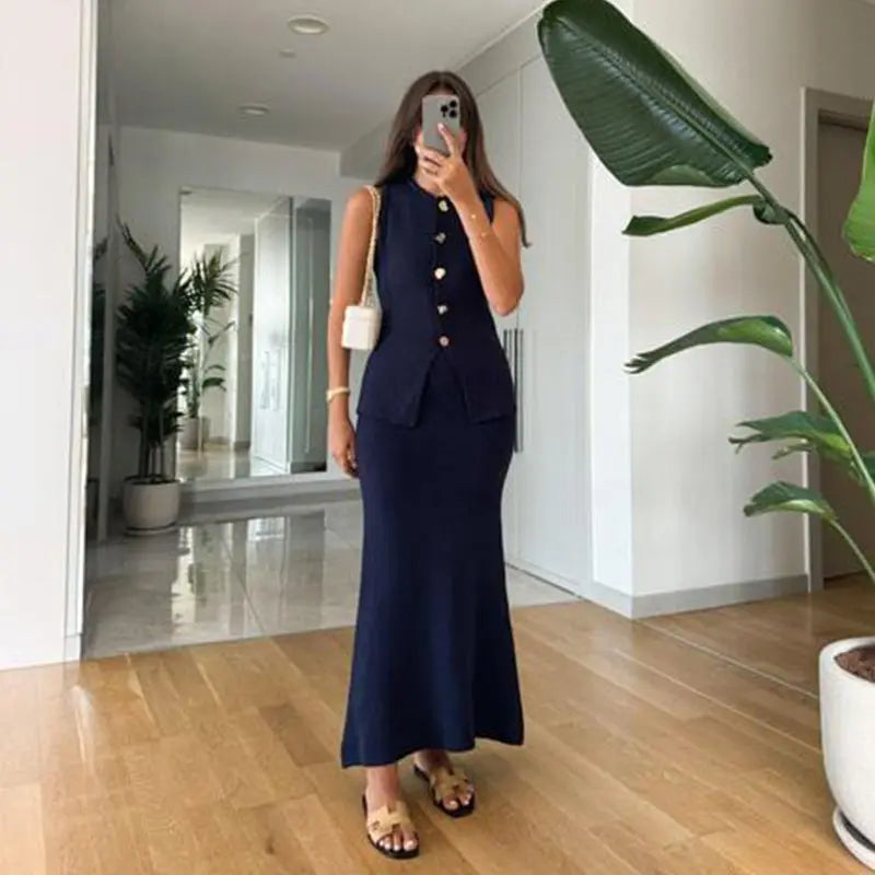 חליפת שני חלקים סרוגה וסט סגירת כפתורים וחצאית מקסי - ג'יילה