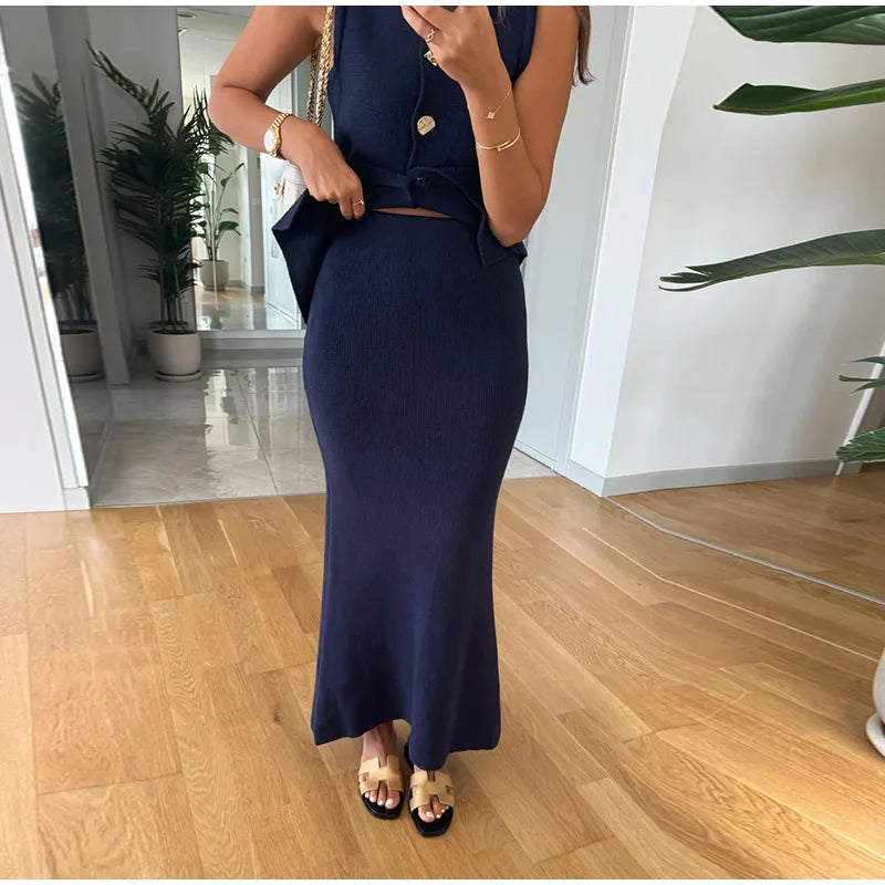 חליפת שני חלקים סרוגה וסט סגירת כפתורים וחצאית מקסי - ג'יילה